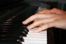 hand som spelar på pianot